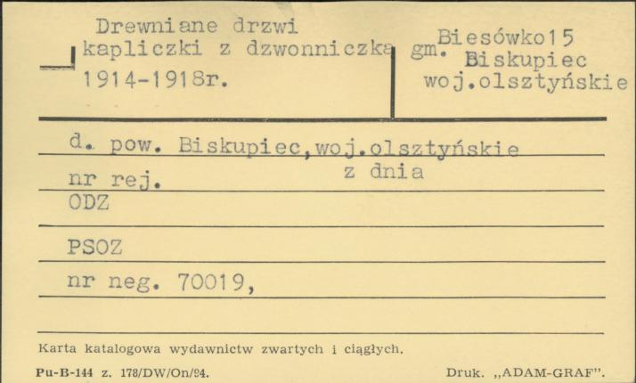 drewniane drzwi kapliczki z dzwonniczką, skan 1