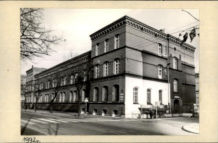 budynek koszarowy (3) - koszary ułanów, nast. artylerii, ob. jednostka wojskowa 14-96, skan 2