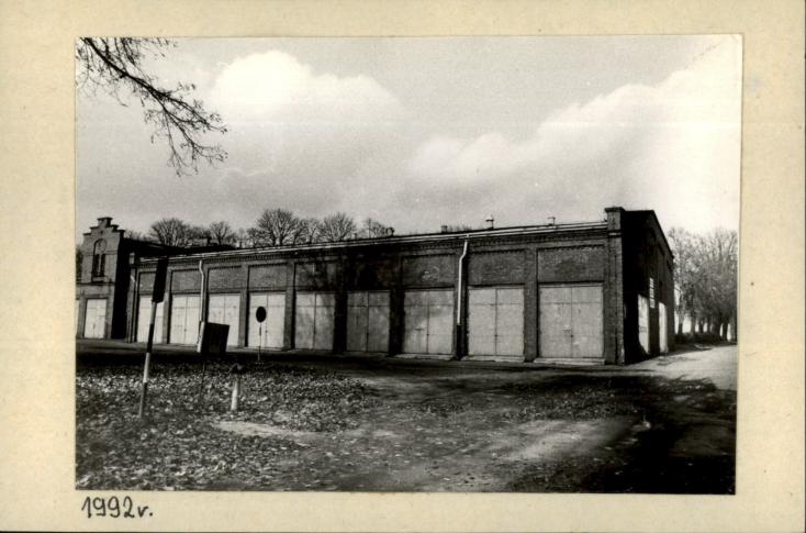 stajnia, ob. garaże (19) - koszary ułanów, nast. artylerii, ob. jednostka wojskowa 14-96, skan 2