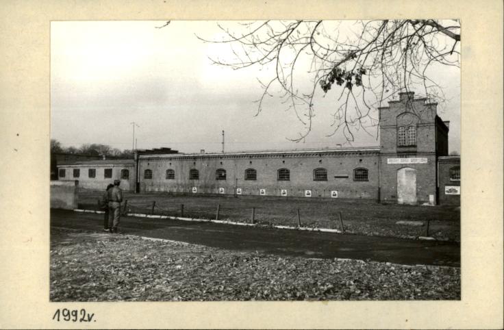 działownia, stajnia, ob. garaże (24) - koszary ułanów, nast. artylerii, ob. jednostka wojskowa 14-96, skan 2