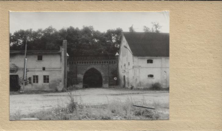 brama na podwórze folwarczne, skan 2