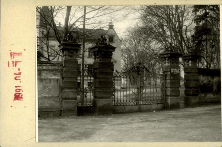 brama w zespole pałacowym, skan 2