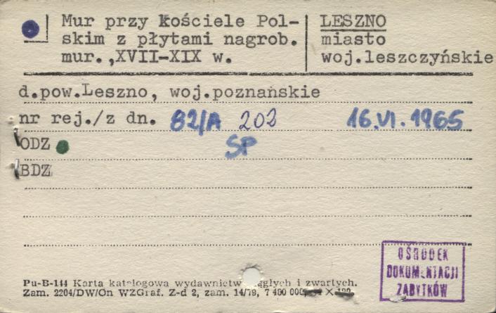 mur przy kościele polskim z płytami nagrob., skan 1