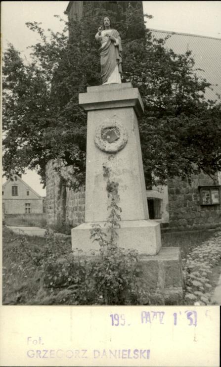 figura przed kościołem, skan 2