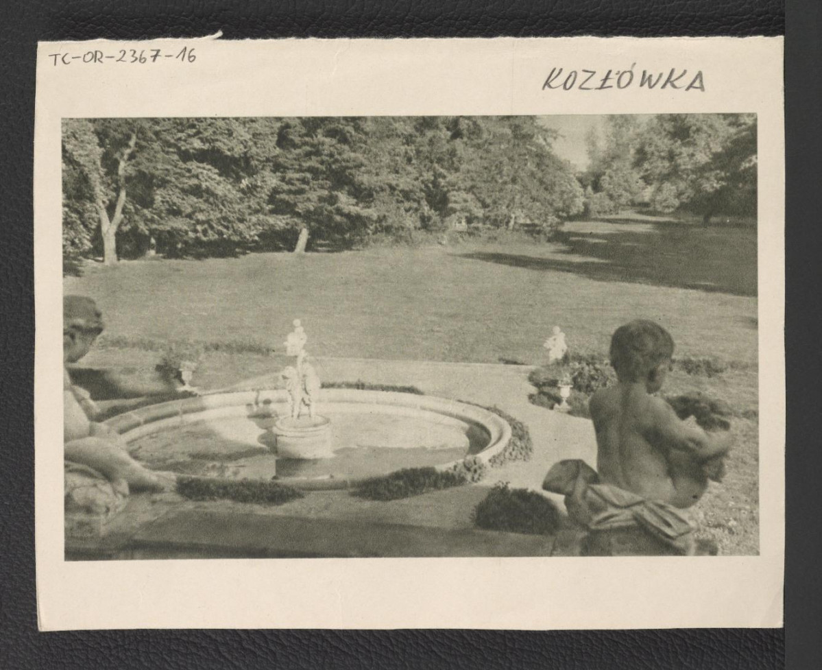 fragment karty z książki G. Ciołka Ogrody Polskie (Warszawa 1954) z reprodukcją fotografii fontanny parkowej oraz fragmentu parku i detali zdobiących pałacowe schody , skan 1