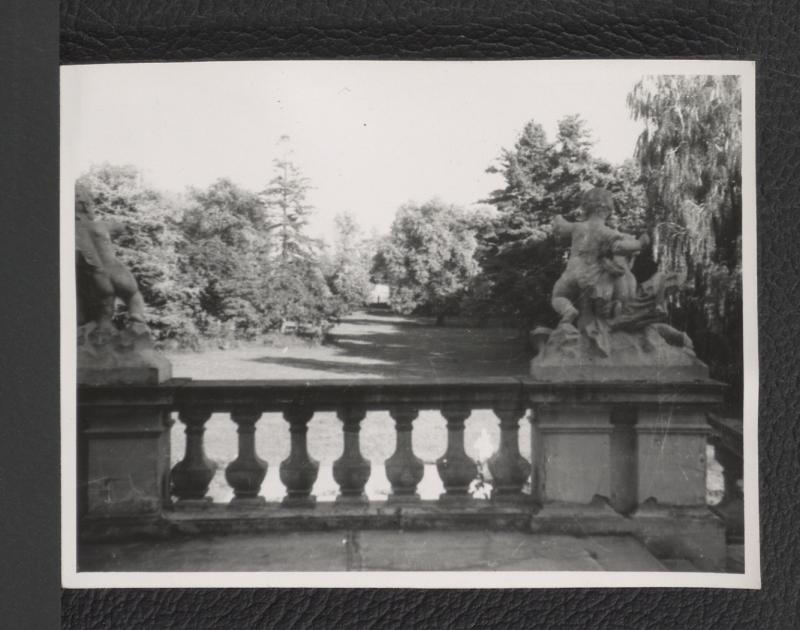 3 fotografie czarno-białe przedstawiające detale neobarokowych schodów miejscowego pałacu oraz pobliską fontannę wraz fragmentem parku , skan 2