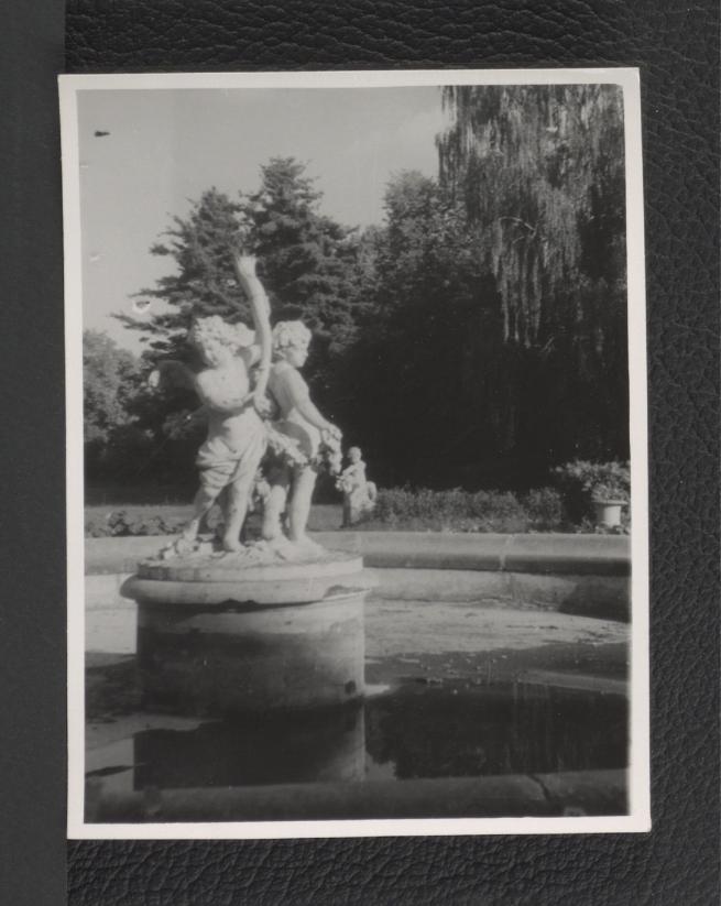 2 fotografie czarno-białe przedstawiające rzeźby figuratywne kupidynów w centralnej części fontanny , skan 2