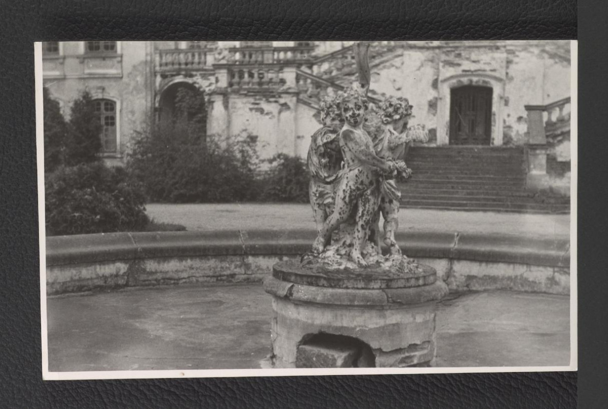 fotografia czarno-biała przedstawiająca rzeźby figuratywne kupidynów w centralnej części fontanny , skan 1
