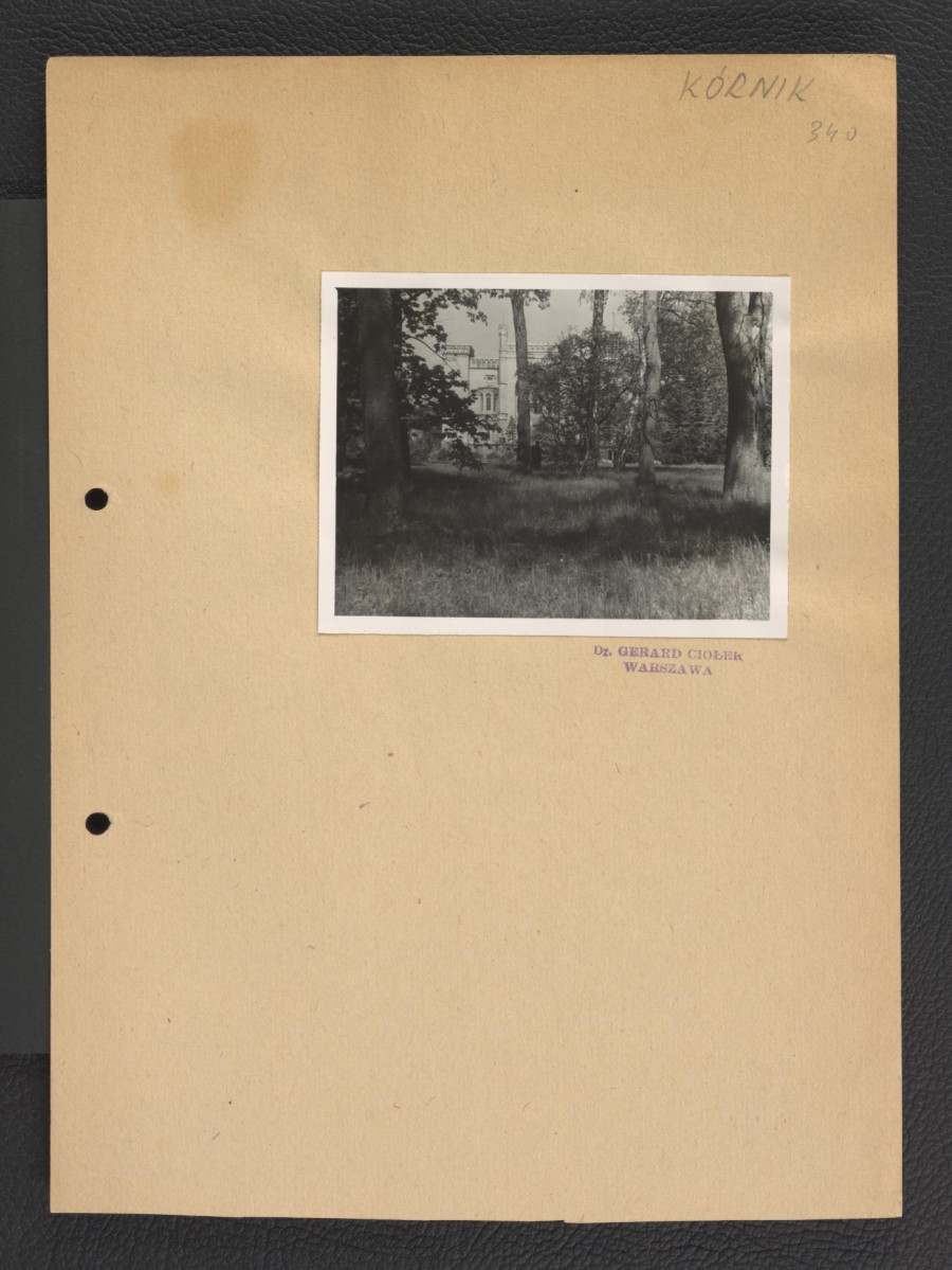 2 fotografie czarno-białe przedstawiające widok na zamek od strony parku  , skan 2