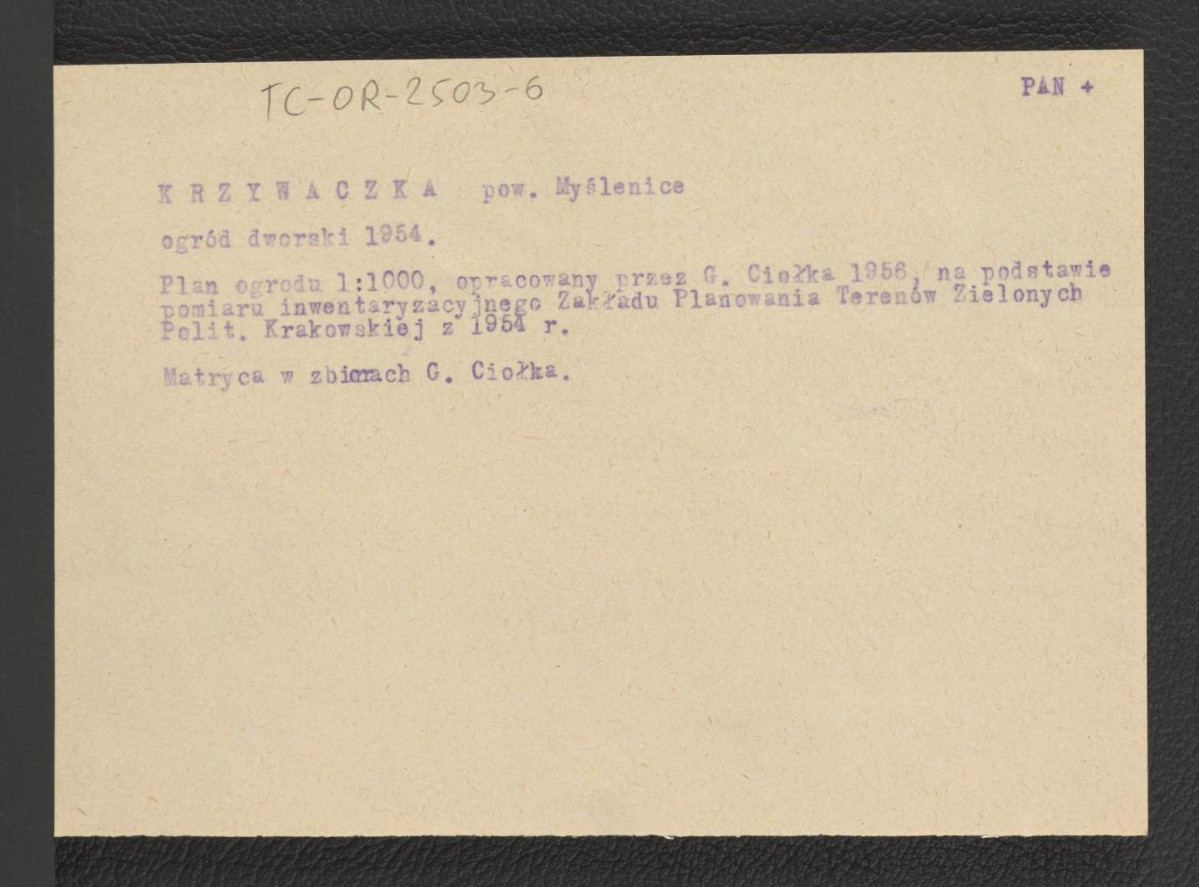 opis niezachowanego w obwolucie planu ogrodu oprac. przez G. Ciołka z 1956 r. na podstawie pomiaru inwentaryzacyjnego Zakładu Planowania Terenów Zielonych Politechniki Krakowskiej z 1954 r. , skan 1