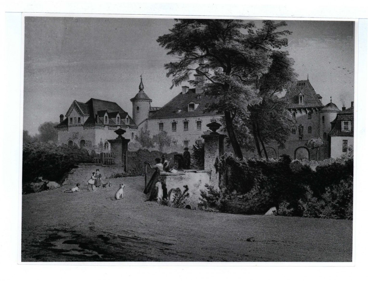 2 fotografie czarno-białe, przedstawiające reprodukcję ryciny miejscowego dworu                           , skan 1