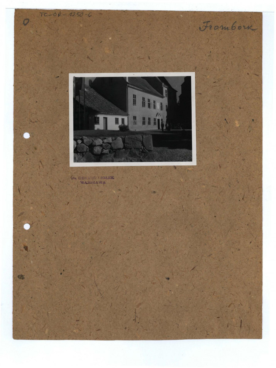 16 fot. cz-b na karcie; przedst. miasto na dziesięciu znajduje się pieczątka G. Ciołka; przedst. fragmenty zabytkowej architektury miejskiej; sześć ukazuje ogród – prawdopodobnie przy pałacu biskupim – w trakcie prac konserwacyjnych      , skan 10