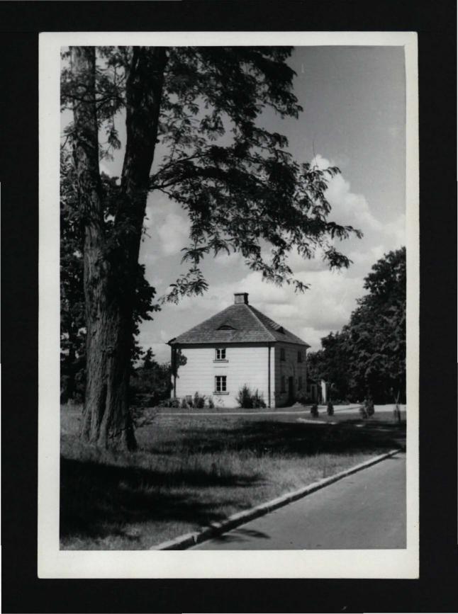 fotografia czarno-biała ukazująca zabudowania pałacowe , skan 1