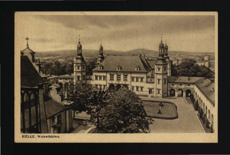 fotografia czarno-biała przedstawiająca dziedziniec miejscowego zamku , skan 1