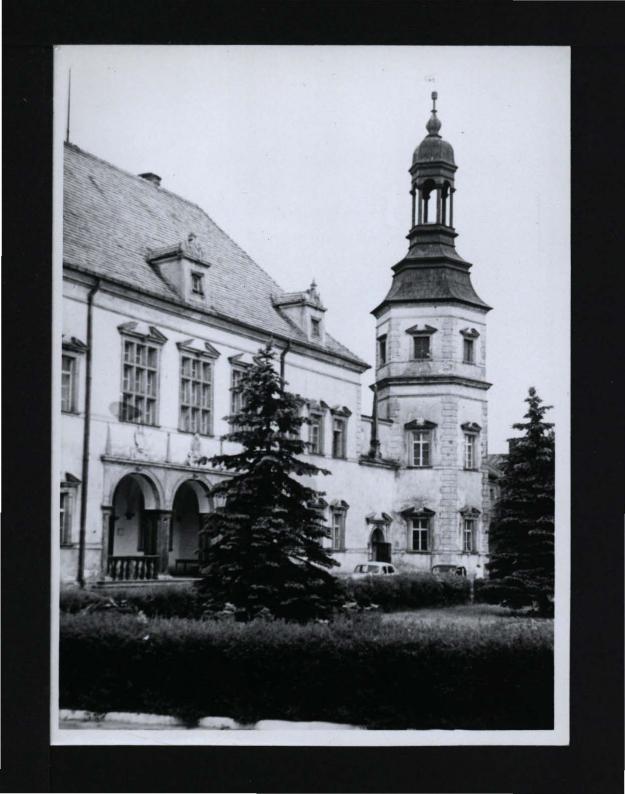 3 fotografie czarno-białe przedstawiające elewację frontową zamku, skan 2