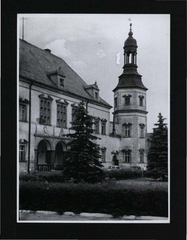 3 fotografie czarno-białe przedstawiające elewację frontową zamku, skan 3