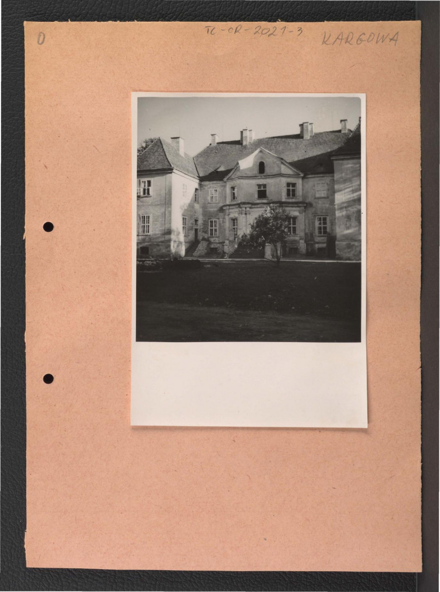 fotografia szarno-biała; l. przedst. elewacje frontową miejscowego pałacu        , skan 1