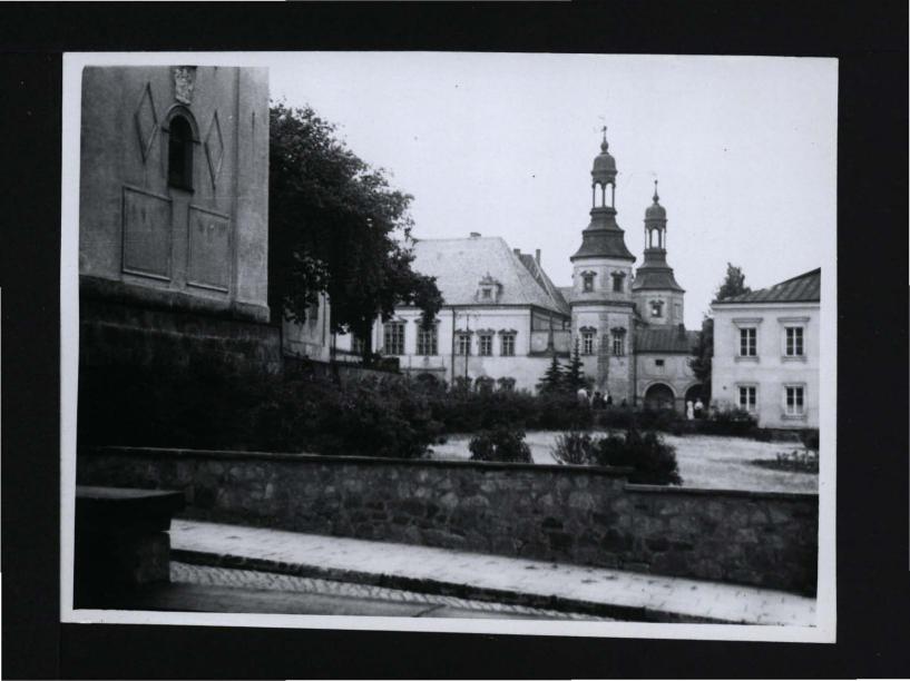 2 fotografie czarno-białe przedstawiające fragment dziedzińca zamkowego, skan 1