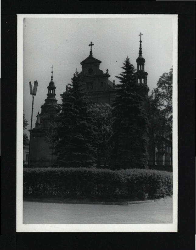 fotografia czarno-biała przedstawiająca miejscową kolegiatę , skan 1