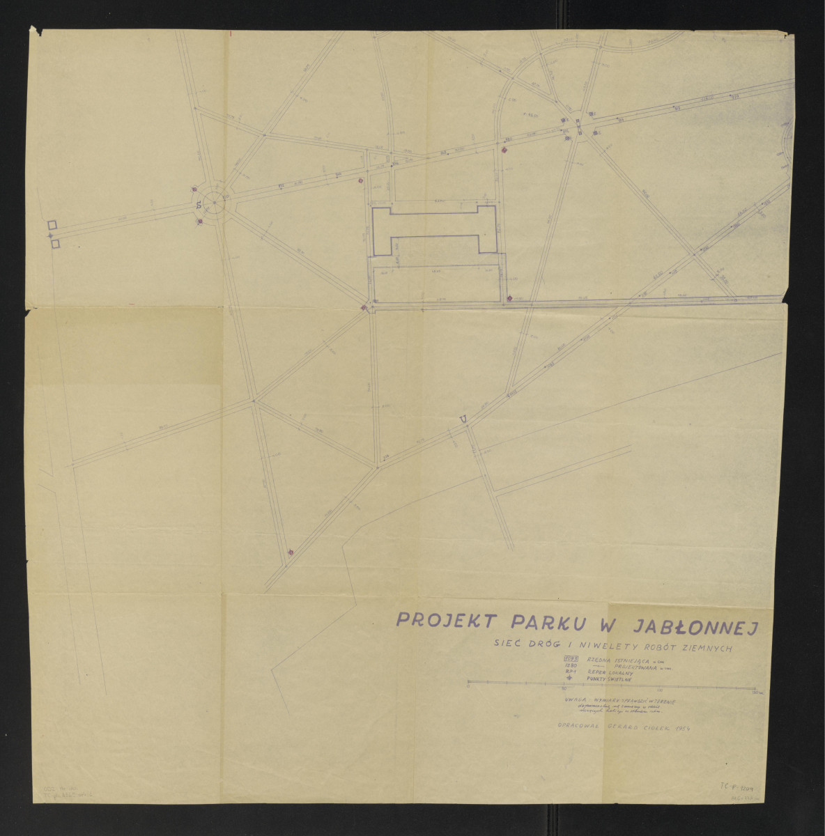 fragment planu sytuacyjnego, projekt sieci dróg i robót ziemnych. Napisy: PROJEKT PARKU W JABŁONNEJ; SIEĆ DRÓG I NIWELENTY ROBÓT ZIEMNYCH; UWAGA: WYMIARY SPRAWDZIĆ W TERENIE dopuszczalne są zmiany w razie rażących kolizji ze stanem istniejącym. Legenda i wymiary, skan 1