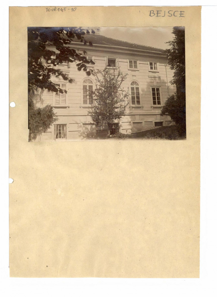 fotografia czarno-biała.; naklejona na kartę     , skan 1