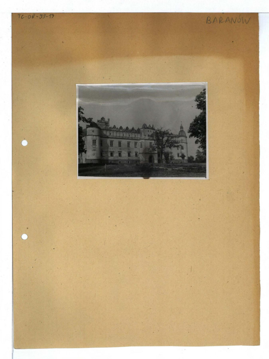 7 fotografii czarno-białych (+2 duplikaty), skan 2