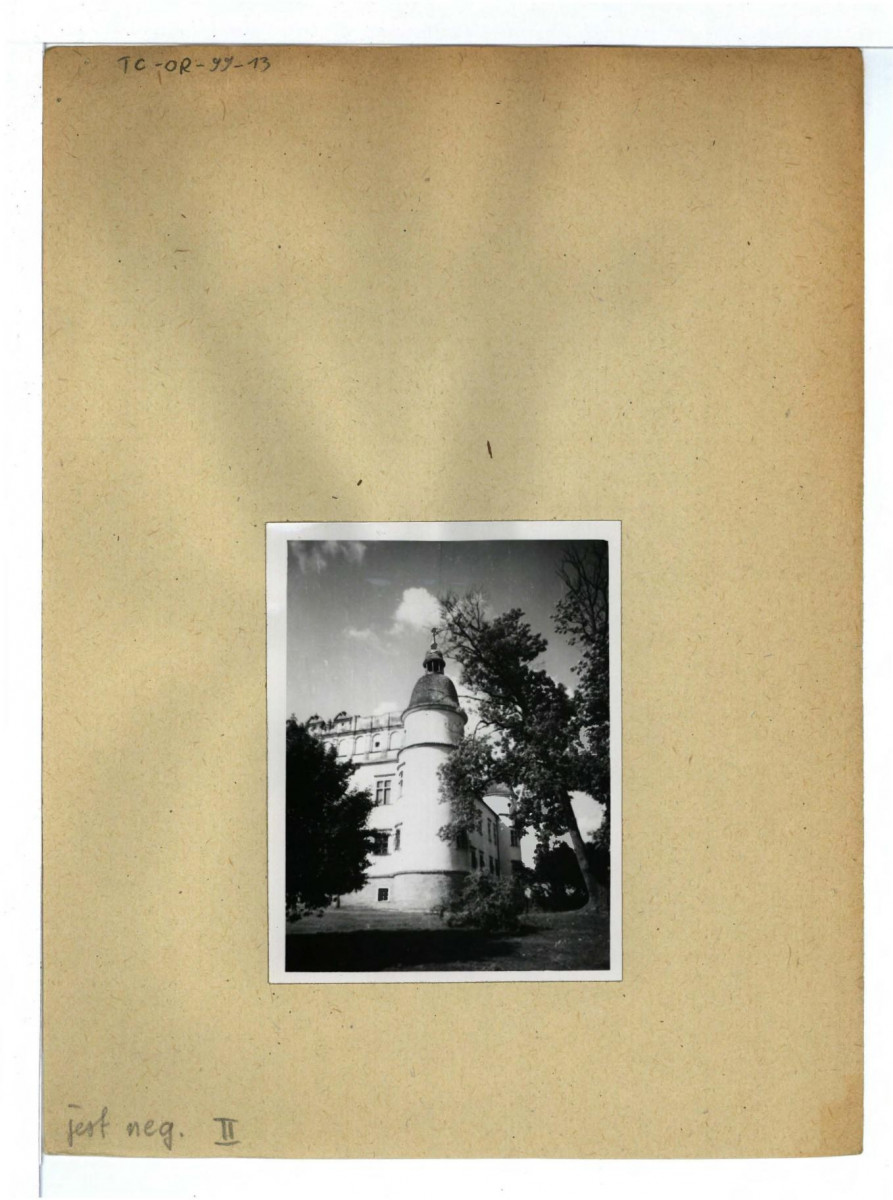 7 fotografii czarno-białych (+2 duplikaty), skan 5