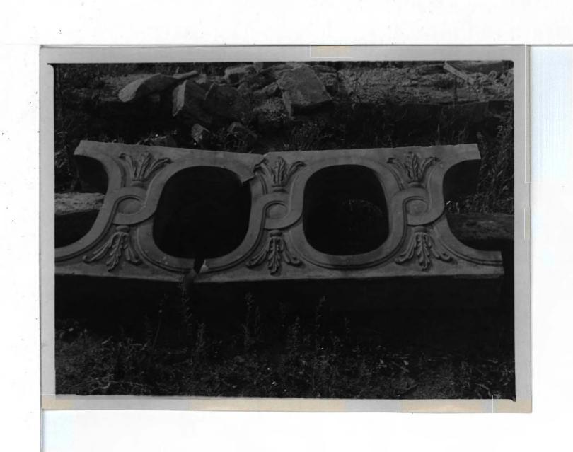 3 fotografie czarno-białe ukazujące fragment zabudowy  miejscowego pałacu oraz przewrócony fragment balustrady ogrodowej, skan 3
