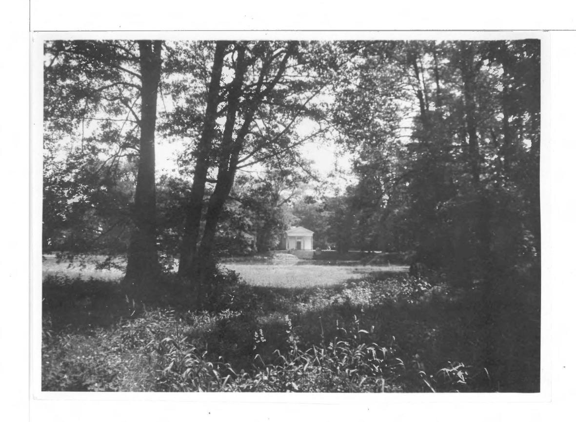 fotografia czarno-biała, Świątynia Diany, widok w kierunku jeziora, fragment portyku świątyni, dwa sfinksy wieńczące schody , skan 1