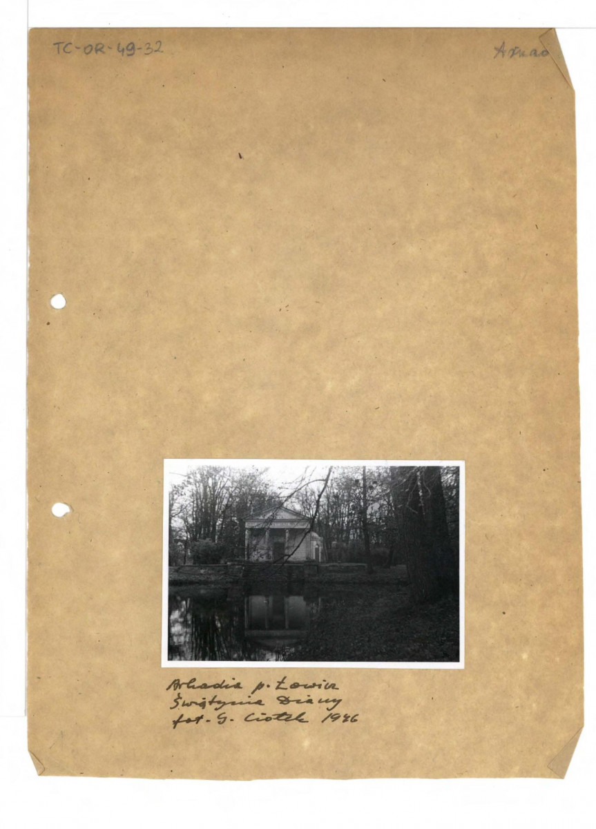 fotografia czarno-biała, Świątytnia Diany, widok w kierunku jeziora, fragment portyku i dwa sfinksy wieńczące schody, skan 1