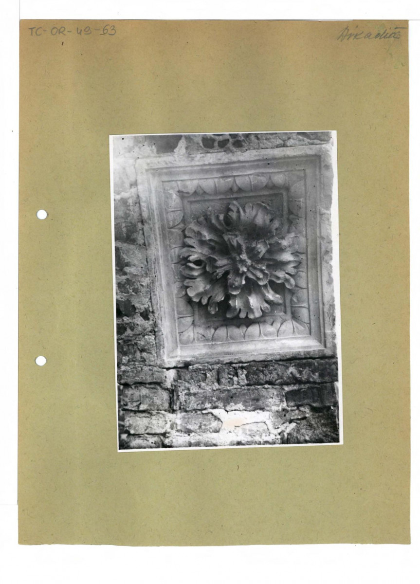 fotografia czarno-biała, Przybytek Arcykapłana, fragment ściany bocznej z fragmentem kolumnady  , skan 1