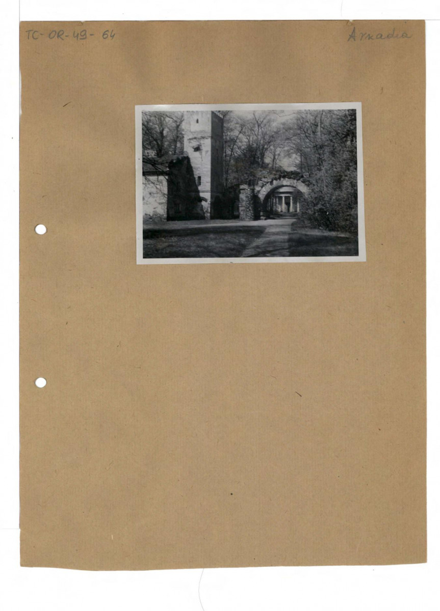 fotografia czarno-biała, Łuk Grecki, widok od wschodu jesienią z widoczną w głębi Świątynią Diany , skan 1