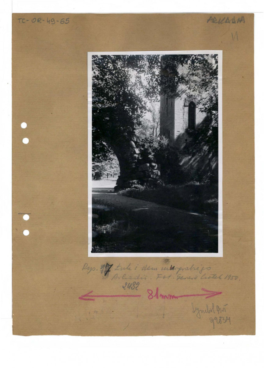 fotografia czarno-biała, Łuk Grecki i Dom Murgarbiego, skan 1