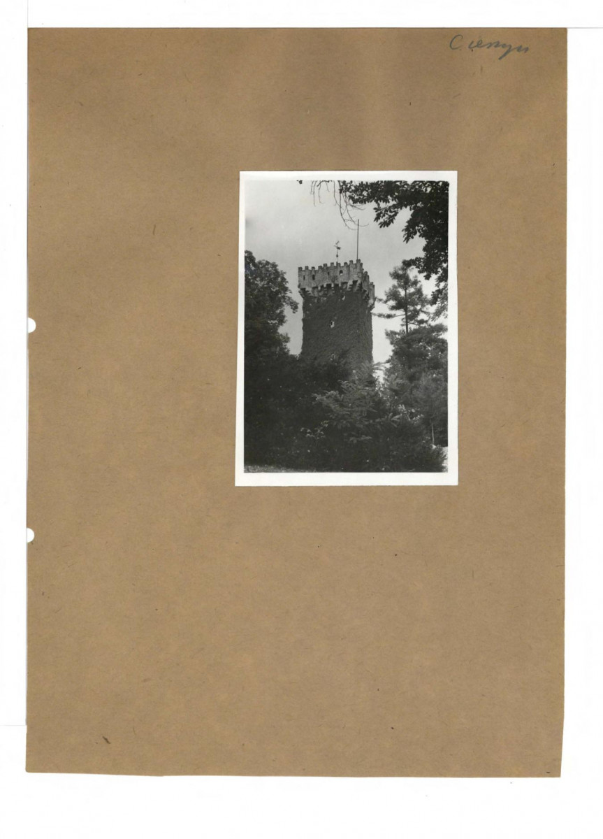 fotografia czarno-biała; wieża  zamku     , skan 1