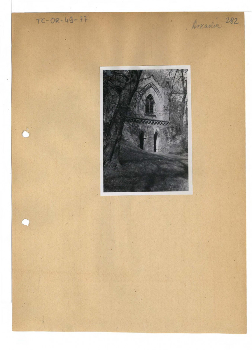 fotografia czarno-biała, Domek Gotycki, skan 1