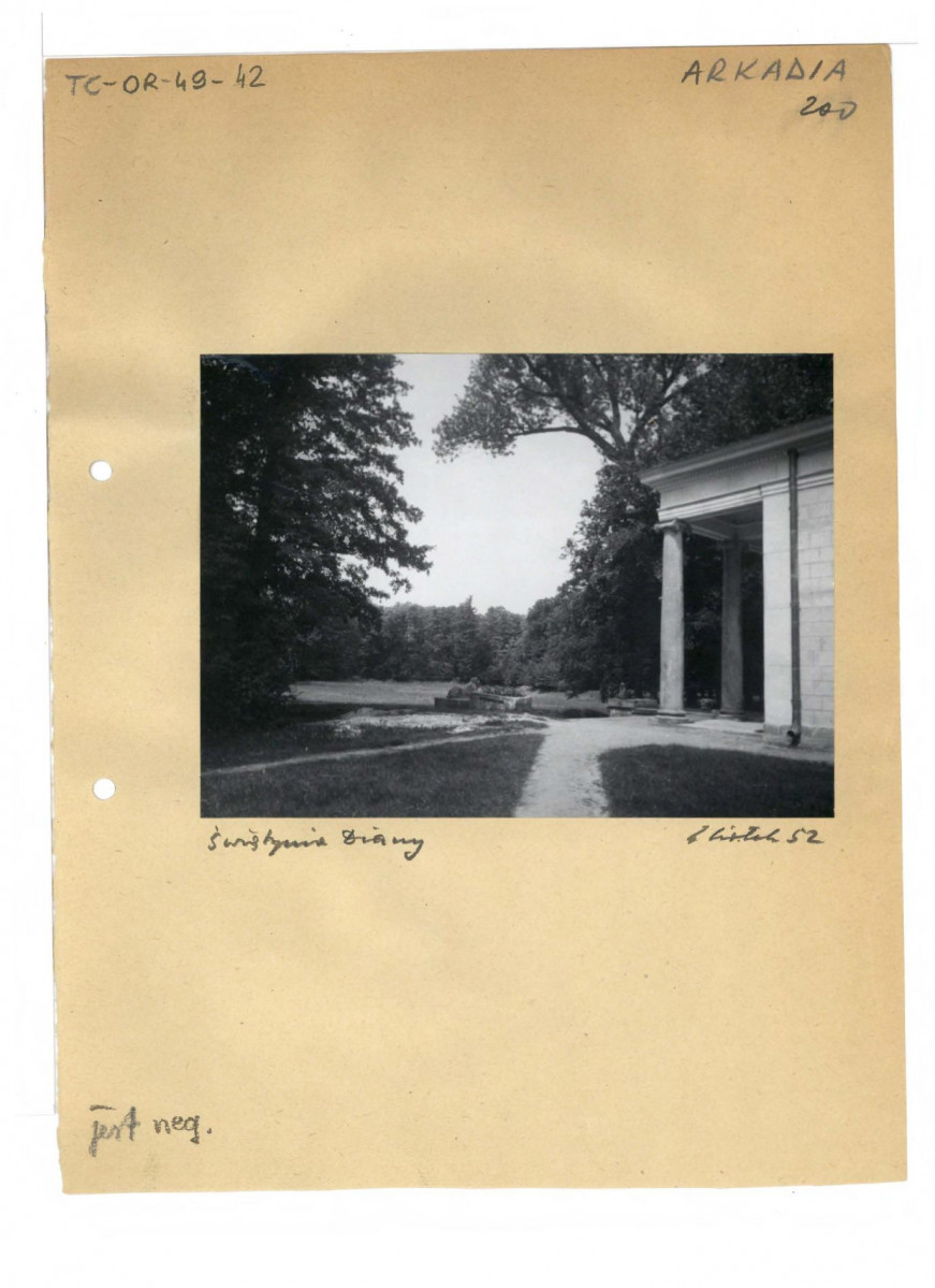 fotografia czarno-biała, Świątytnia Diany widok w kierunku jeziora, fragment portyku świątyni i dwa sfinksy wieńczące schody, skan 1