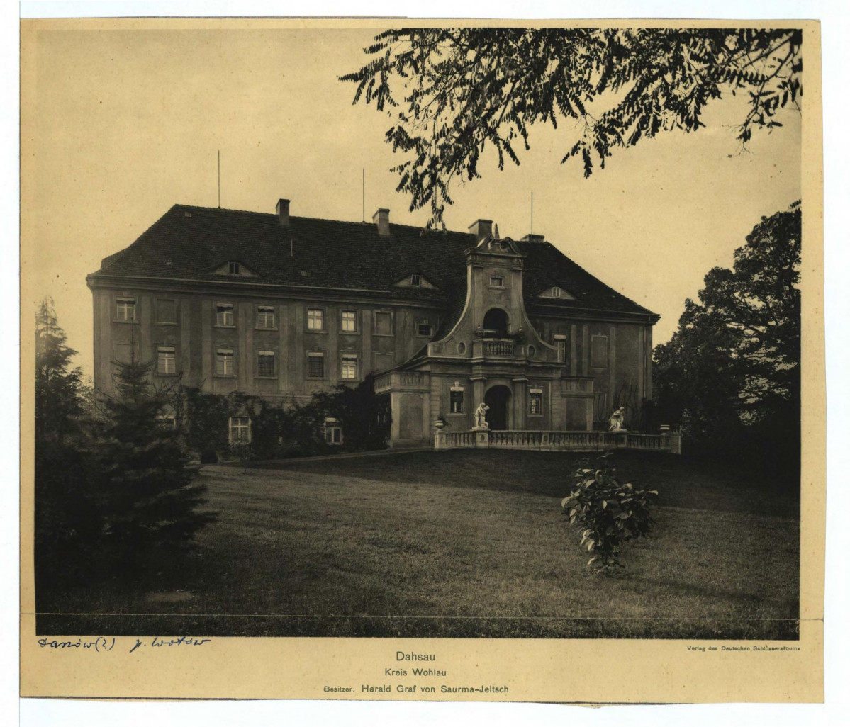 reprodukcja ryciny pochodząca z Deutschen Schlösseralbum; Weber R., Schlesische Schloesser, Drezno-Wrocław 1909 przedstawiający widok pałacu od strony podjazdu , skan 1