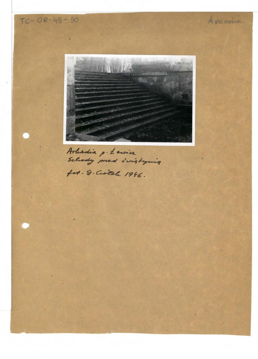 fotografia czarno-biała, schody przed Świątynią Diany, skan 1