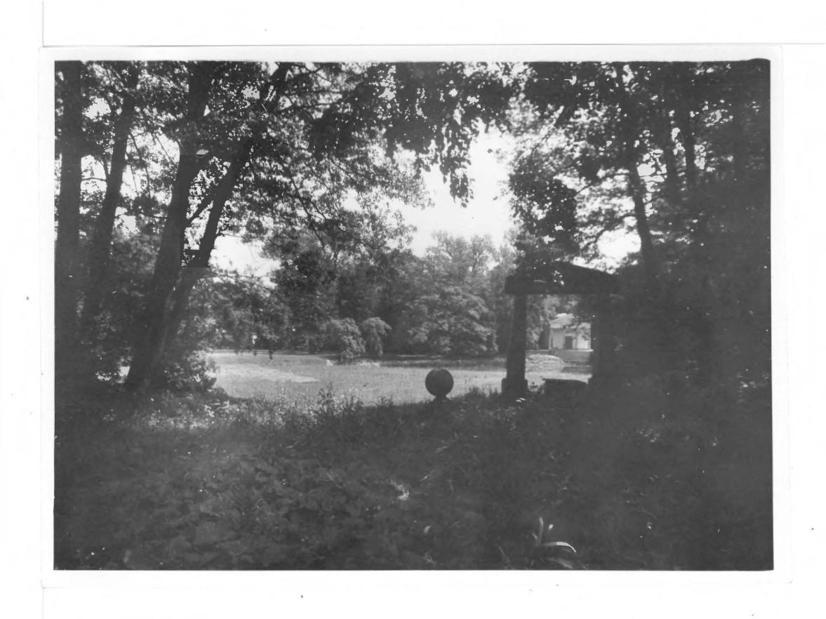 fotografia czarno-biała, widok na Bramę Egipską w kierunku jeziora, w głębi na osi Świątynia Diany , skan 1