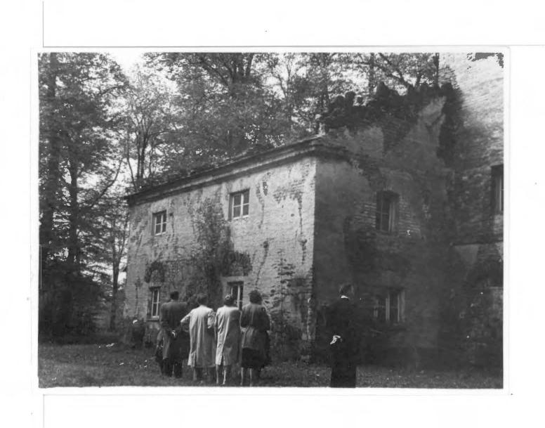 fotografia czarno-biała, Przybytek Arcykapłana widok od północnego wschodu z grupą zwiedzających na pierwszym planie  , skan 1