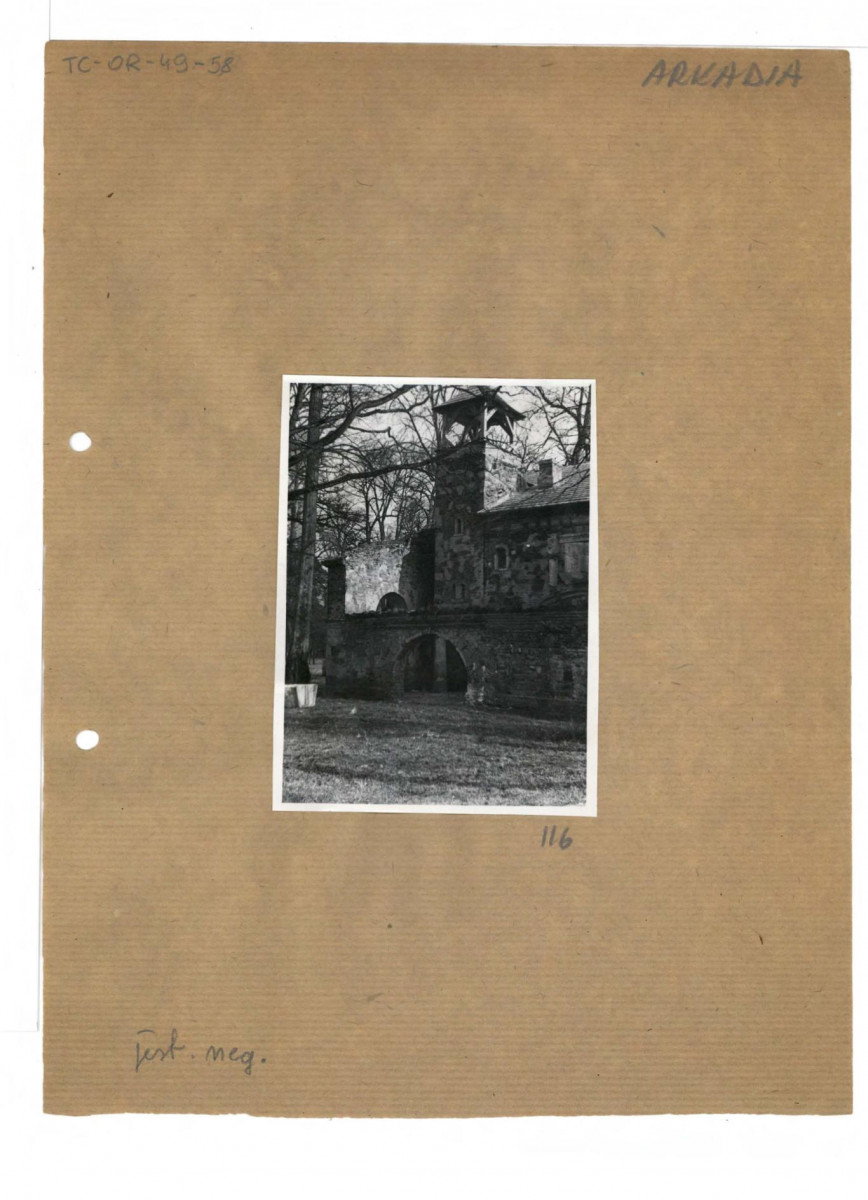 fotografia czarno-biała, Przybytek Arcykapłana fragment elewacji od strony wieży, skan 1