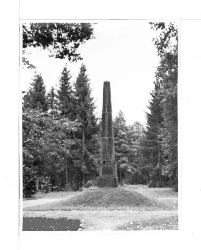 2 fotografie czarno-białe przedstawiające obelisk Ittara, skan 1