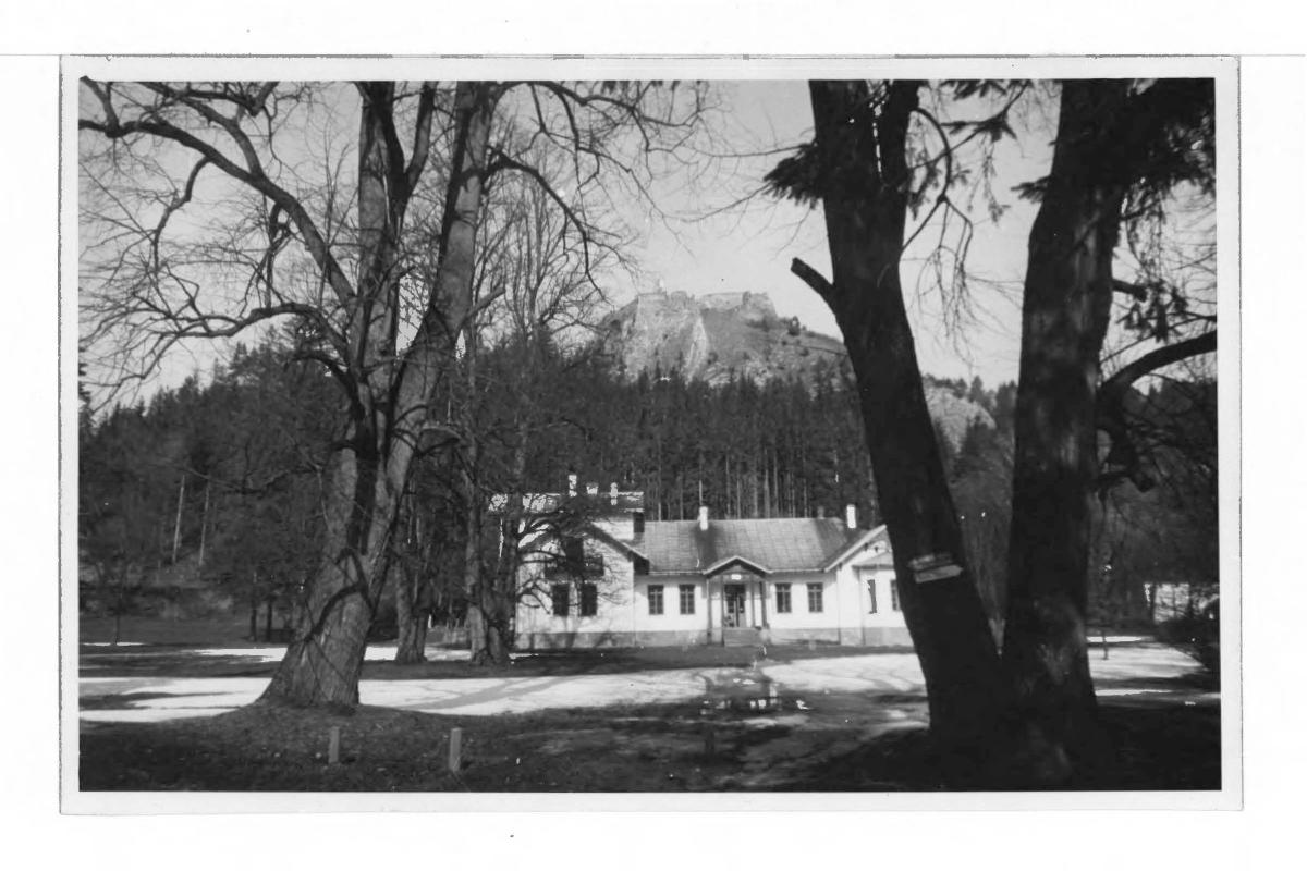 fotografia czarno-biała ukazująca zabudowania mieszkalne, skan 1