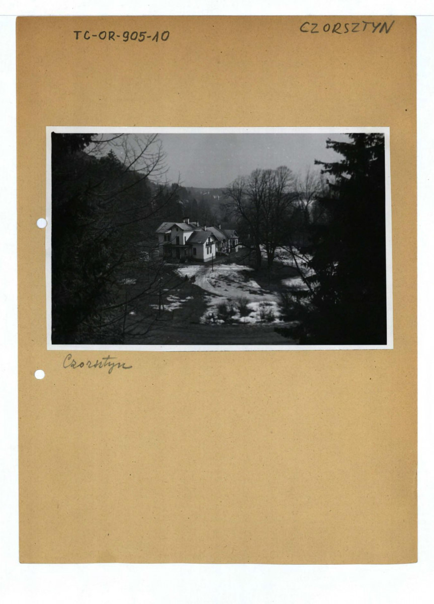 fotografia czarno-biała ukazująca zabudowania mieszkalne, skan 1