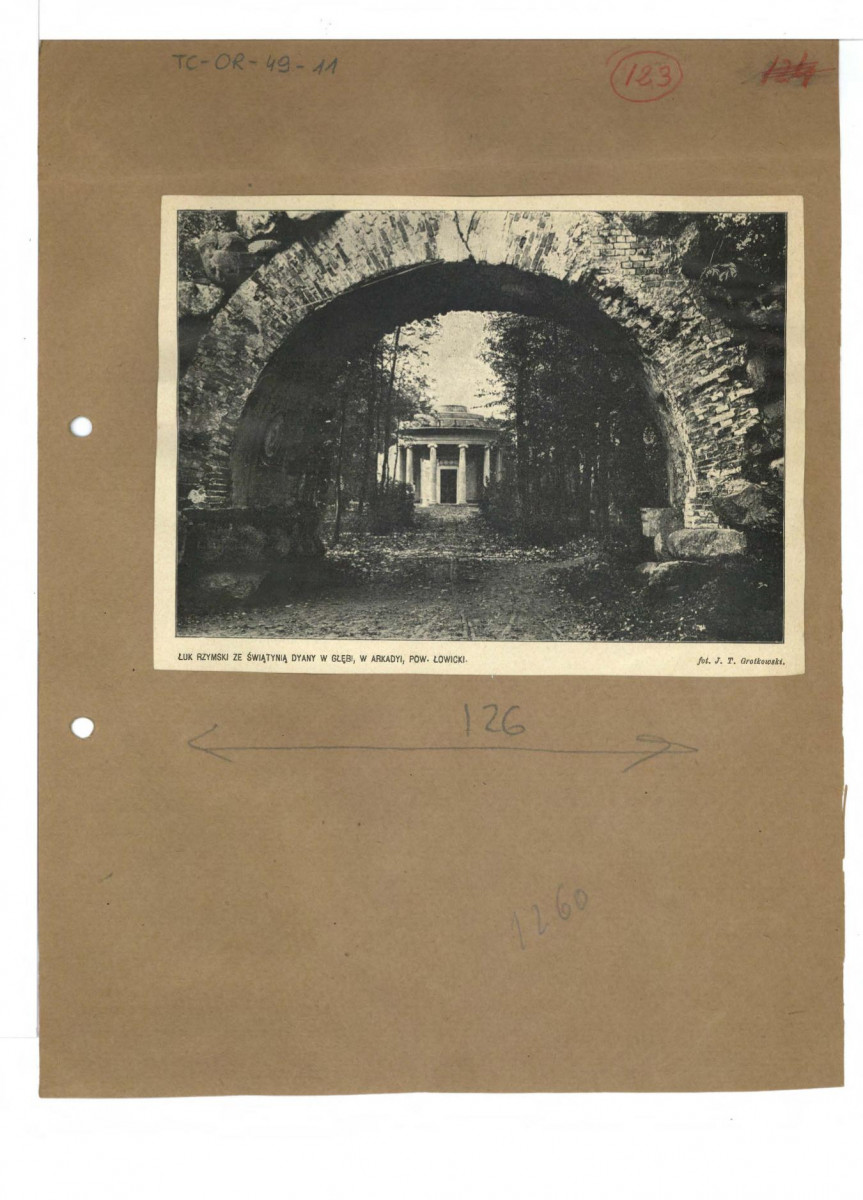 reprodukcja fotografii J. T. Grotkowskiego przedstawiająca Łuk Rzymski ze Światynią Diany w głębi, skan 1