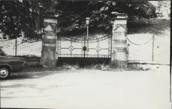 brama wjazdowa do pałacu, skan 3