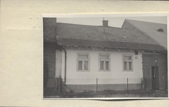 dom, górą stodółka, brama sprzed 5 lat, skan 2