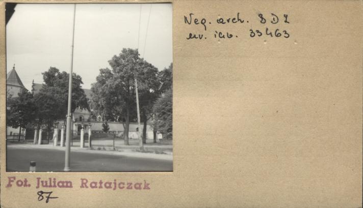 zespół klasztorny bernardynów - brama wsch. z półbast., skan 2