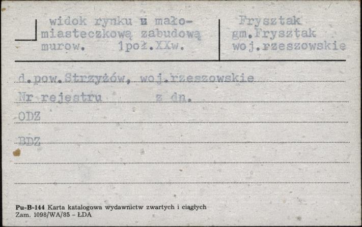 widok rynku z małomiasteczkową zabudową, skan 1