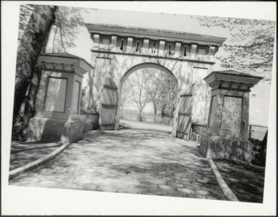 ogrodzenie z budynkiem i dwiema bramkami, skan 3